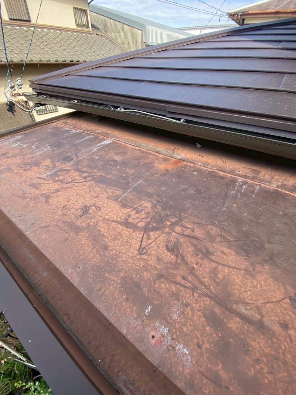 庇の上が劣化している